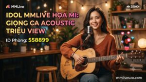Banner hồ sơ Idol cover nhạc MMLive Họa Mi, ID phòng 558899. Hình ảnh nữ streamer xinh đẹp đang ôm đàn guitar acoustic mỉm cười trước micro trong không gian ấm cúng, kèm dòng chữ 'Giọng ca acoustic triệu view' và tên miền otxe.io.