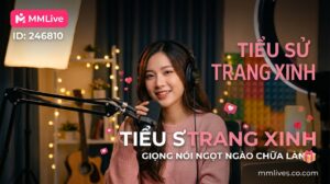 Ảnh đại diện tiểu sử idol Trang Xinh trên ứng dụng MMLive ID 246810. Nữ streamer đang mỉm cười ấm áp, đeo tai nghe và trò chuyện qua micro trong không gian phòng live thư giãn. Trên ảnh có các dòng chữ nổi bật: Tiểu sử Trang Xinh, Giọng nói ngọt ngào chữa lành cùng tên miền otxe.io.